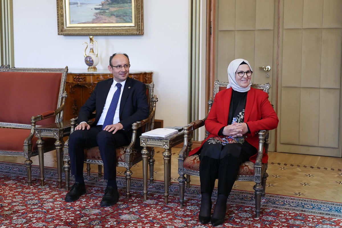 RSKatircioglu's tweet photo. Türkiye Büyük Millet Meclisi Başkanımız Sayın Numan Kurtulmuş Beyefendi’ye “Dijital Mecralarda Çocuklarımızı Bekleyen Tehdit ve Riskler” başlıklı Alt Komisyon raporumuzun sunuşunu gerçekleştirdik.

Geleceğimizin teminatı olan evlatlarımızın korunmasına yönelik atılacak her adımın milletimiz için hayırlı sonuçlar doğurmasını diliyor, raporumuzun ülkemize ve tüm çocuklarımıza hayırlı olmasını yürekten niyaz ediyorum.

@RTErdogan 
@TBMMresmi 
@NumanKurtulmus