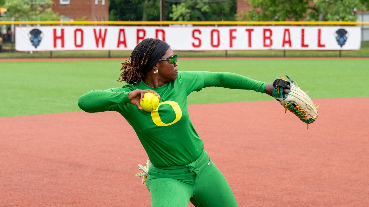 OregonSB's tweet photo. Stay sharp.

Practice day at @HUBisonSoftball ahead of the Big Ten Tournament.

#GoDucks | #Version♾️ https://t.co/J35UlRyQ6n