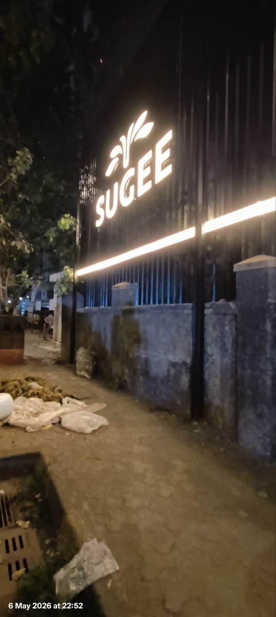 dinar_vaidya's tweet photo. @mybmcWardGN 

Waste from Sugee's new project at Matunga is lying on footpath since few days. Your cleaners are not picking it up and the developer's people are also reluctant to clean it!

Location: Prashant Society, near Ruparel college, matunga west. https://t.co/pJzg5Jhqs6