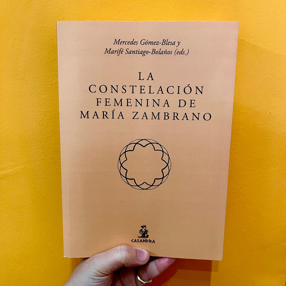 metalibreria's tweet photo. La constelación femenina permite a Zambrano pensar la condición humana y las infinitas posibilidades de la existencia femenina a la par que realizar, desde los márgenes, una necesaria crítica a los modelos de construcción del saber @eolasediciones
👉https://t.co/urgWialYYU https://t.co/hNfonLEnPg