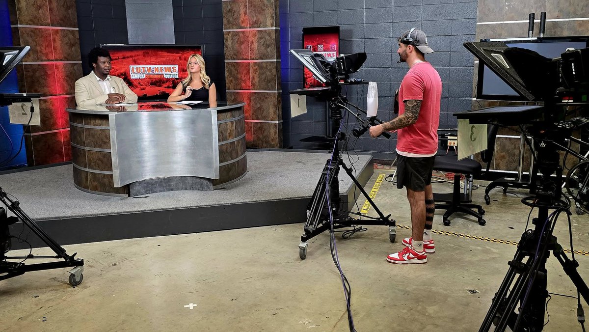 LUTVNews7's tweet photo. HAPPENING NOW: The last @LUTVNews7 show of #Spring2026.
#lucommdept #LamarUniversity #collegemedia #studentmedia #campusnews https://t.co/MYBCBKNZDe