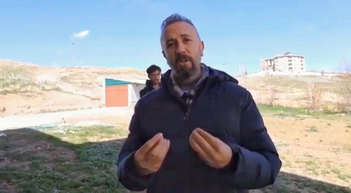 🔴Van’da köpek saldırısı nedeniyle hayatını kaybeden Hamza Özsoy’un Amcası Sinan Özsoy:
▪️Hamza öldürülmedi, köpekler tarafından vahşice parçalanarak katledildi.
▪️ Parmakları ve kafatası dahil olmak üzere vücudunda parçalanmayan hiçbir bölge kalmadı.
▪️ Cansız bedenini gören