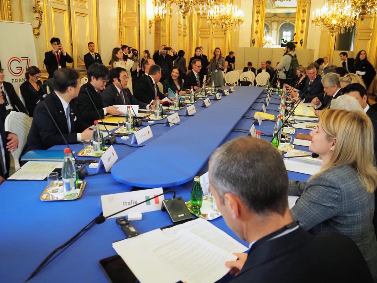 本日、パリで #G7貿易大臣会合。私から中東訪問の所感も触れつつ、#ハイブリッドな通商政策、#サプライチェーンの多角化 の重要性を強調し、賛同を得ました。その上で恣意的な輸出制限を含む経済的威圧に対する深刻な懸念を盛り込んだ閣僚声明を採択。G7の連帯を示しました。