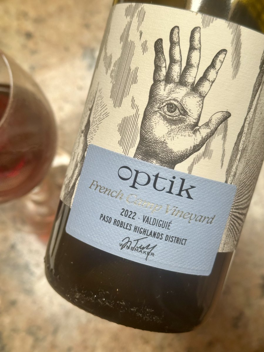 Affordable_Wino's tweet photo. hey winos /

100% Valdiguié grape / Optik is a collaboration
between the Miller family and winemaker
Joey Tensley of Paso fame / 

It's 13.6% abv but feels lighter on its feet /
bright acidity / red florals / lengthy orange
peel finish / I like this style a lot! Cheers! https://t.co/hsaR51V6jg