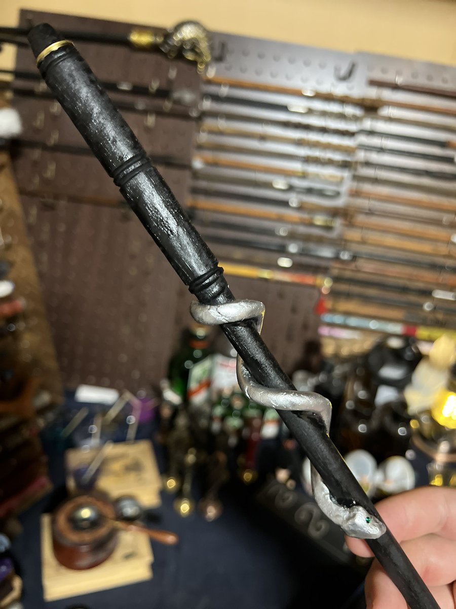 vfL9xpDnxoHlyqe's tweet photo. ご依頼品の杖

柄足に金属リング、杖身には蛇の装飾を施しました。瞳は緑の石材を埋め込んでおります。

#オリジナルワンド https://t.co/8rYEFGXDrZ