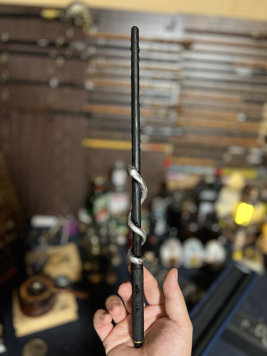 vfL9xpDnxoHlyqe's tweet photo. ご依頼品の杖

柄足に金属リング、杖身には蛇の装飾を施しました。瞳は緑の石材を埋め込んでおります。

#オリジナルワンド https://t.co/8rYEFGXDrZ