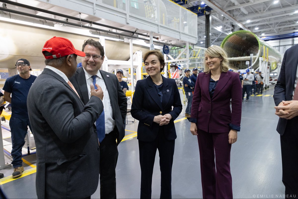 BDrainvilleQc's tweet photo. Commande historique : 150 appareils A220 par @AirAsia chez @Airbus 🛩️👏🏼

Un contrat de 19 milliards $! 😃🏆

Une excellente nouvelle pour le Québec et pour toute notre industrie aérospatiale! 

Ça confirme la compétence et le savoir-faire de nos travailleurs et de nos équipes. 

C’est toute une filière qui en bénéficie : des emplois de qualité et bien rémunérés, de l’innovation très avancée et des retombées économiques concrètes pour le Québec. 

Le Québec compte parmi les 3 plus importants centres mondiaux en aérospatiale. 

Une industrie stratégique pour notre secteur manufacturier et notre avenir économique. 💪

@CFrechette
@MarkJCarney
@melaniejoly