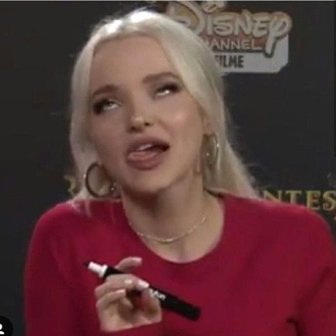 AcoPensal's tweet photo. dove cameron is literally a walking meme https://t.co/lNxseukXWd