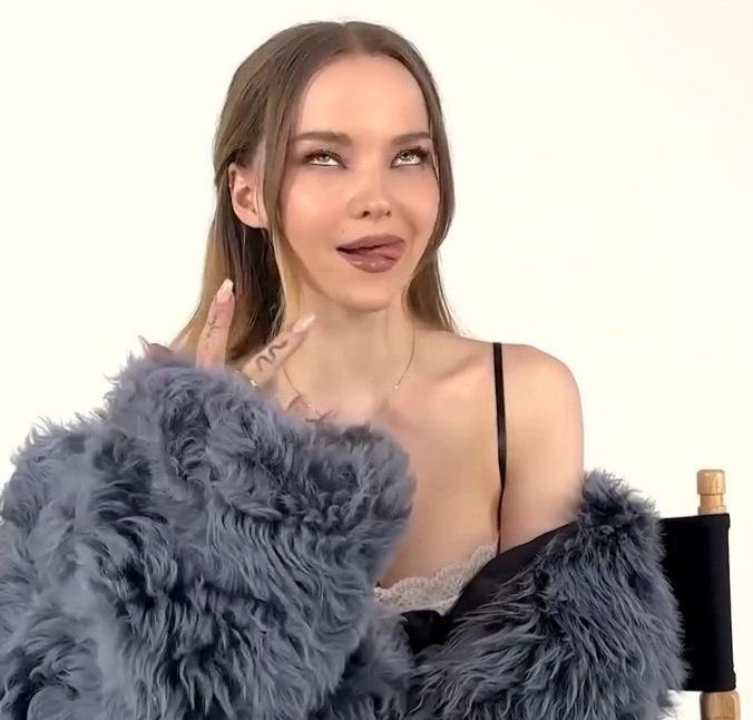 AcoPensal's tweet photo. dove cameron is literally a walking meme https://t.co/lNxseukXWd