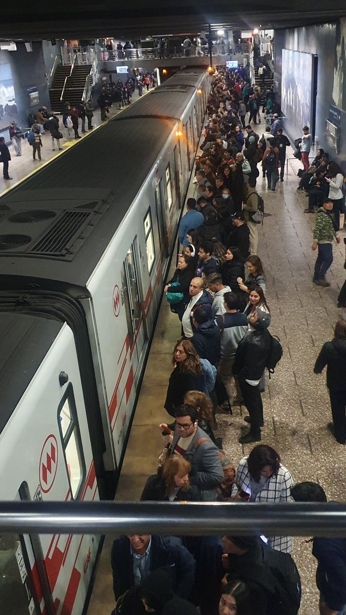 eliaguib's tweet photo. @metrodesantiago línea 1 un asco, demora en frecuencia hacia san Pablo
En baquedano pasaron 5 trenes hacia Los dominicos y 0 a San Pablo
Indigno https://t.co/JldVZsaRHn