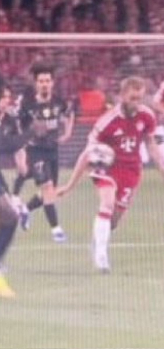 psgtifos's tweet image. LAIMER touche le ballon de la main avant celle de NUNO Mendes