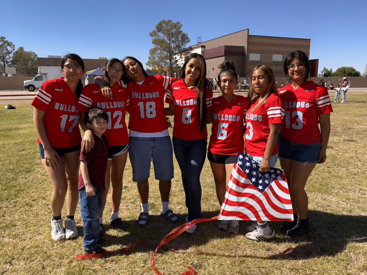 LadyBulldogs_S's tweet photo. Kite Day  @ISolis_HES https://t.co/mRkfdOL53Z