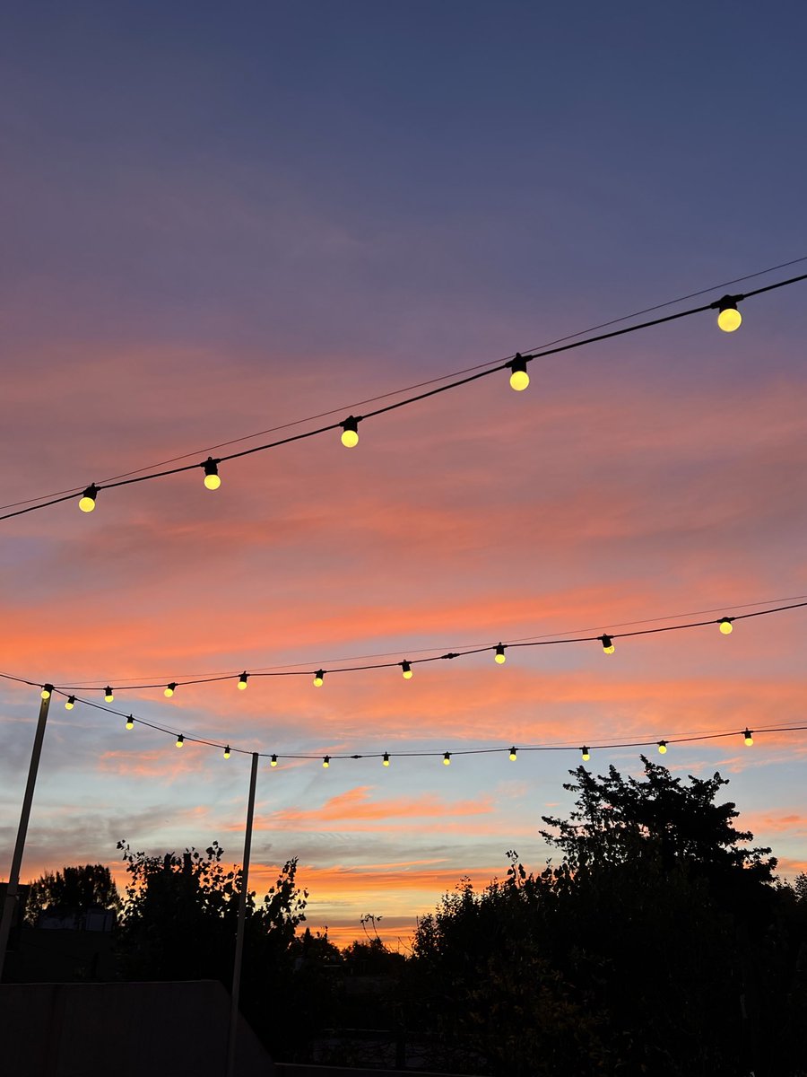 NicoMarinb's tweet photo. Siento que desde la terraza de mi cafetería se ven los mejores atardeceres 🥹 ¿Quién para un café y una tarde así? Pío XII 1696, Santos Lugares los espero todos los días. https://t.co/lVkCcK9gMW