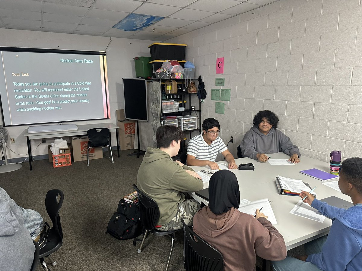 ECHS_MNPS's tweet photo. Learning in progress 🧠‼️! #ECHSLevelUp #HSDualEnrollment 💚🤍 https://t.co/TsGFxUOC6e
