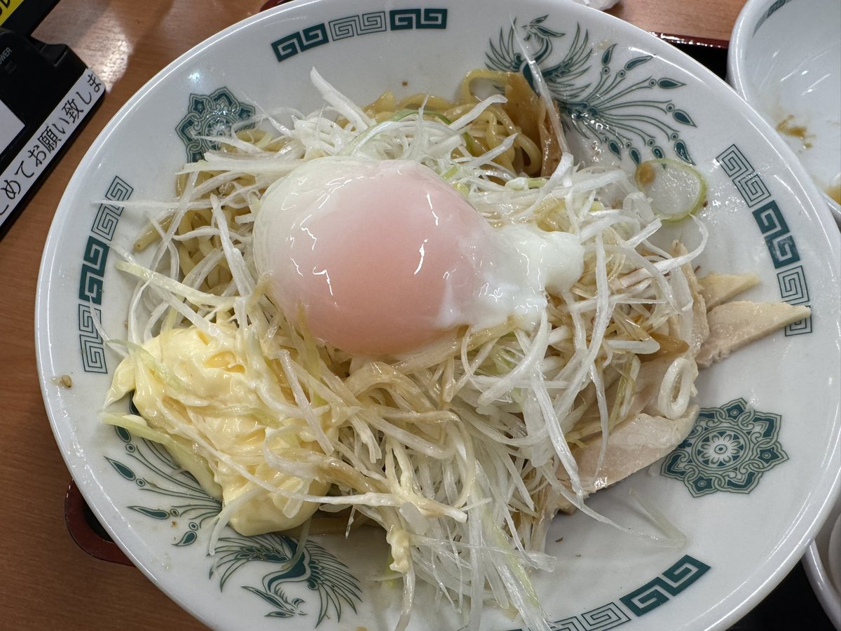 umasugimen_5's tweet photo. ウマスギィィィ！！！
日高屋の汁なしラーメンにマヨとネギをトッピングしてアレンジ！
ぐちゃぐちゃに混ぜてラー油と胡椒をぶっかければ天国の味わいのジャンクフード！！ https://t.co/1V93lo2VUA