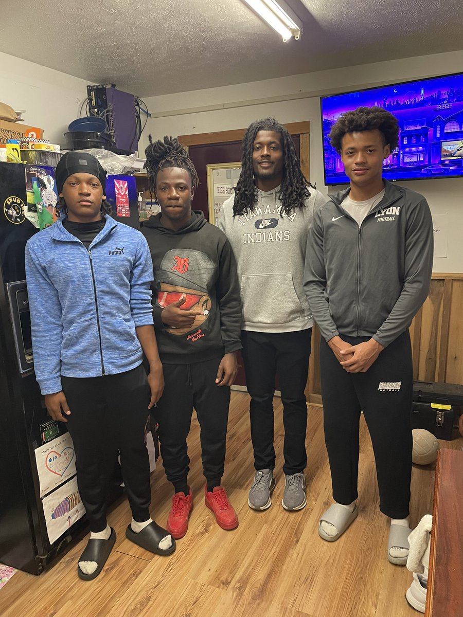 nanih_waiya's tweet photo. Thanks to @_CoachLeonard for stopping by to check out the Warriors today! https://t.co/8GDqKfKl84