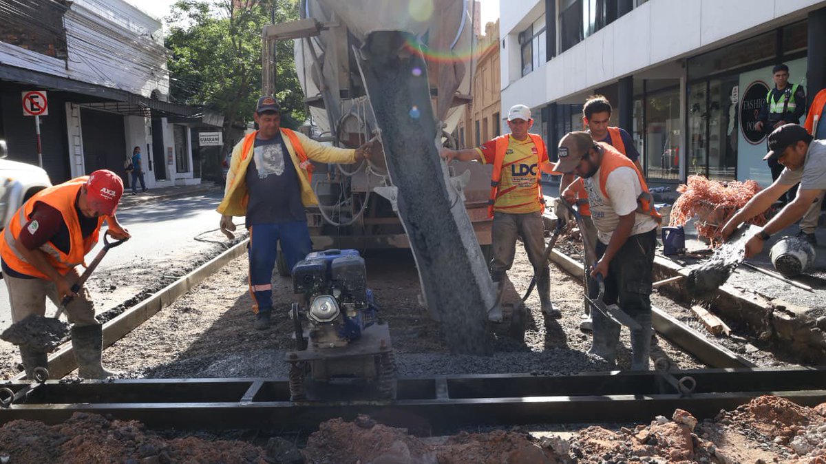 👷🏽‍♂️Los trabajos de mejoramiento vial se realizan a diario. Esta tarde procedimos a la carga de hormigón en Nuestra Señora de la Asunción y General Díaz. Seguiremos trabajando para mejorar la circulación vial.
Gobierno de Asunción – Gestionar es Servir.