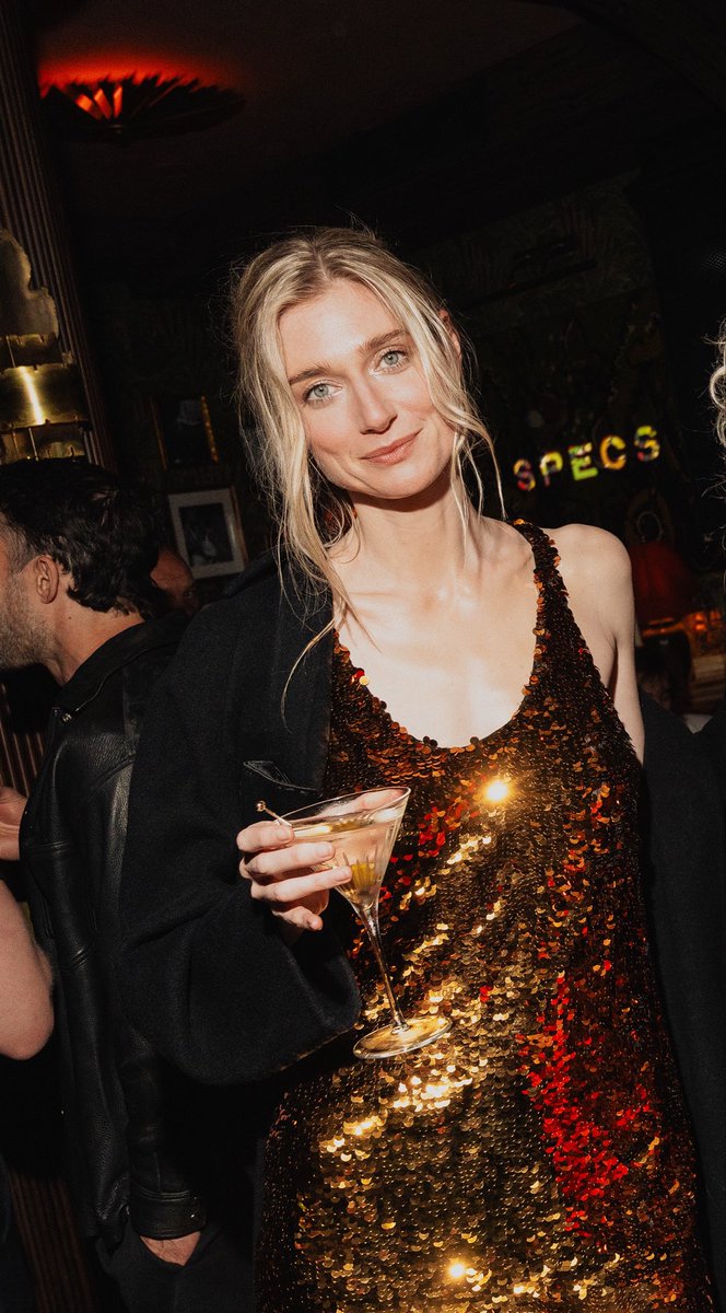 archivedebicki's tweet photo. elizabeth debicki. that’s it ✨ https://t.co/yTK5K69B0R