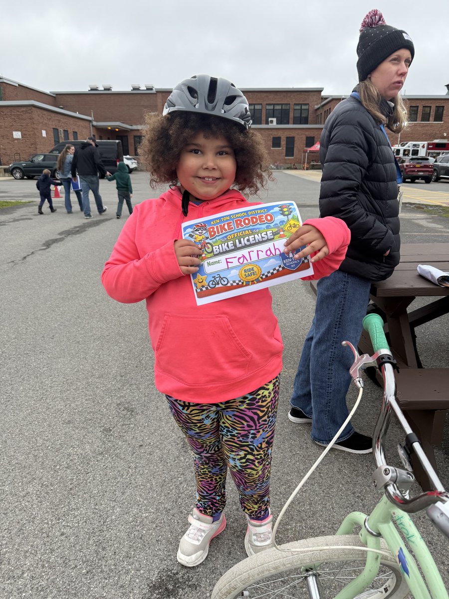 140thBill's tweet photo. Pics from @KenTonAthletics' Bike Rodeo tonight! My office was eager to help, providing staff support, tote bags for families' goodies – and lots of helmets, which were a donation from our friends @Kiwanis of Ken-Ton.

Another great team effort to keep our kids safe and healthy. https://t.co/Kwlley0zbF
