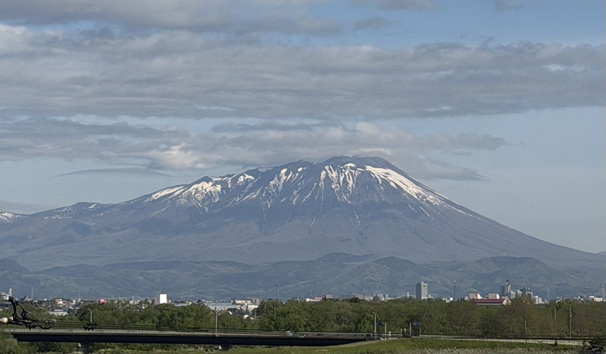 おはようございます
連休明けの街を見守っている故郷の山  #岩手 #盛岡 #岩手山