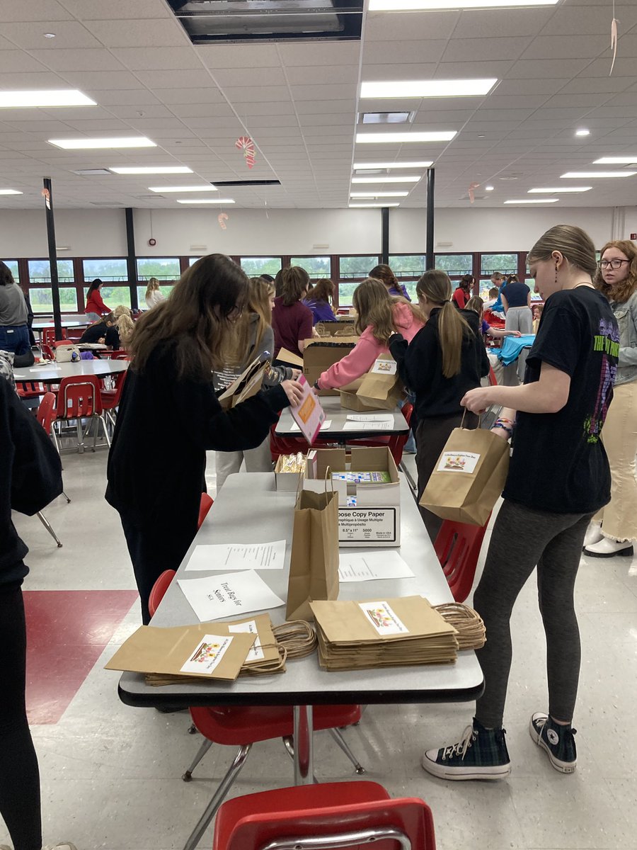 EFHSSGA's tweet photo. EF Night of Service is underway!  Thanks to all the student organizations who came out tonight to support! https://t.co/hNEjjCJK9x