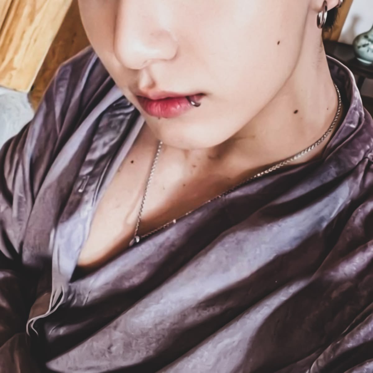versogoo's tweet photo. #autaekook onde:

Kim Taehyung, é o cara mais cobiçado da faculdade, tem um relacionamento secreto com Jeon Jungkook, o menino fofo de psicologia, mas que em segredo faz um estrago com a sanidade mental do Kim. https://t.co/79WzTAFHyf