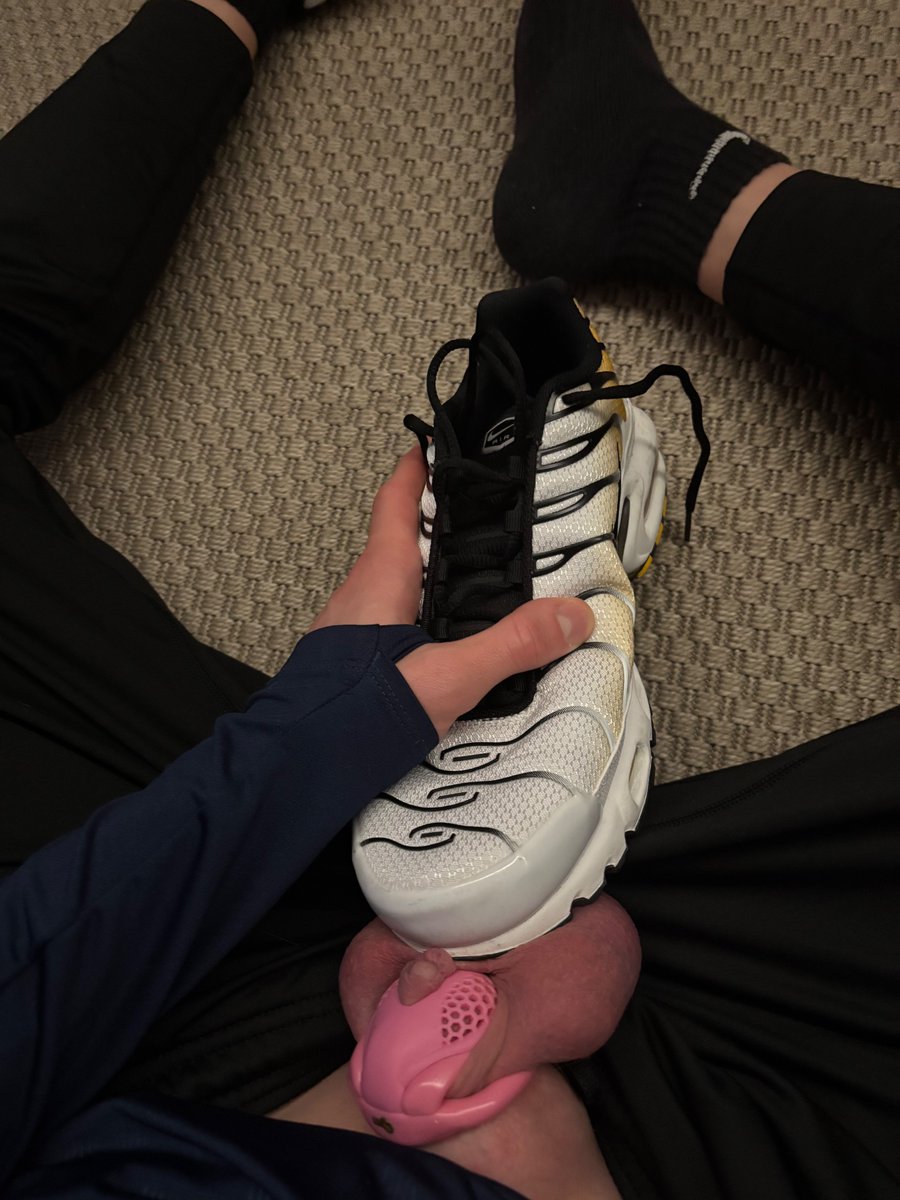 KevinVasseur5's tweet photo. qui pour écraser ma mini bite et m'obliger à lécher ses tn comme la vraie chienne que je suis ? 🥵😈

#gaychastity #tn #kiffeur #tn #survet #trackies #soumis #feetworship https://t.co/sWtb6L1Faj