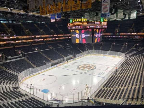 babybergy37's tweet photo. Yeah when TD Garden switched from yellow seats to all black https://t.co/K55ZKmpzQC