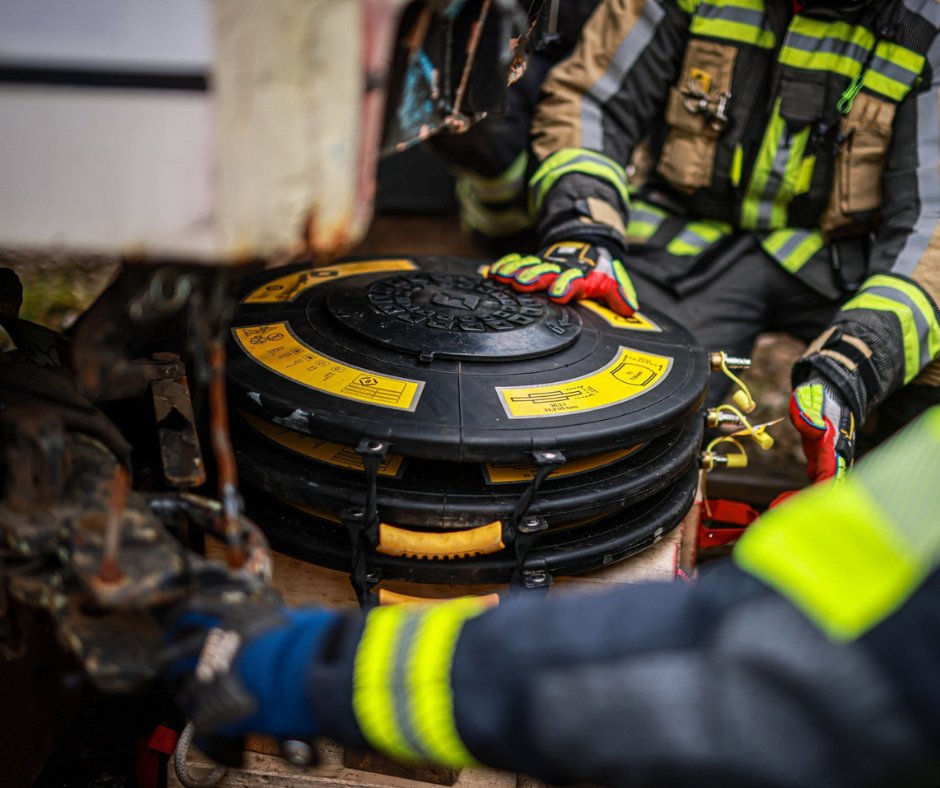 EOneUKLtd's tweet photo. May’s Clan Tools calendar image features the Vetter C-Tec 12 bar lifting bags 💪

Used by rescue teams to lift heavy loads in tight or unstable spaces, they connect together to increase lifting capacity when needed. https://t.co/dWHJgzYSeX