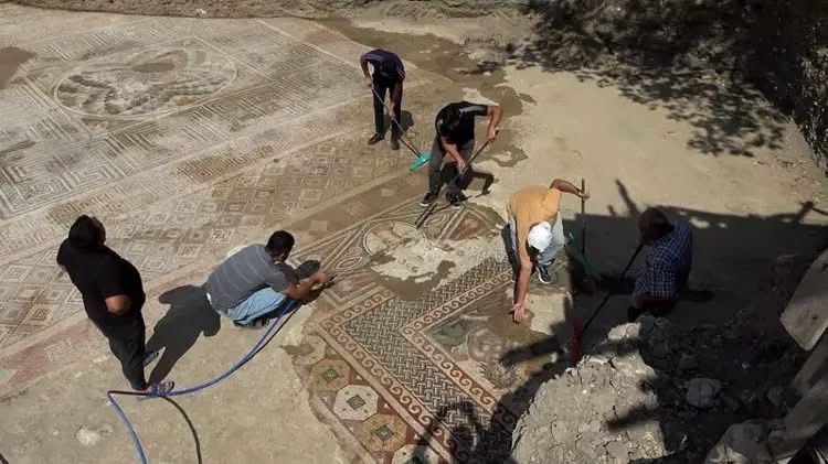 CARAA_Center's tweet photo. Ancient mosaic unearthed in Türkiye's Tokat rivals iconic ‘Gypsy Girl’ . https://t.co/gK741hpVRE https://t.co/TIjsf6u397