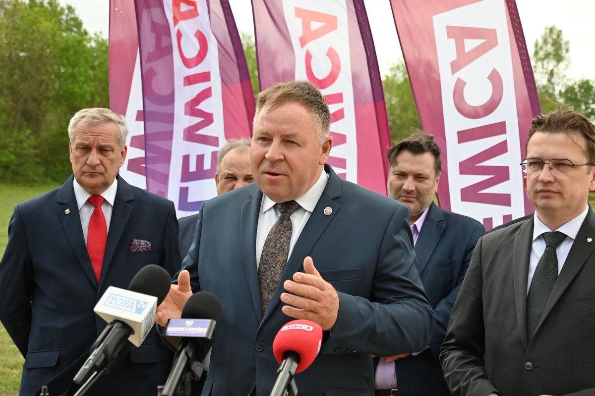 SenKarpinski's tweet photo. Mająca powstać w Strykowie strażnica PSP oraz obrona cywilna i związane z nią wyzwania. Te tematy omówiliśmy na spotkaniu Wiceministra @Szczepanski2019 z władzami gmin i powiatu zgierskiego. Była też wizyta na Komendzie Powiatowej PSP w Zgierzu i spotkanie z członkami @__Lewica. https://t.co/HMJpoVdQX6