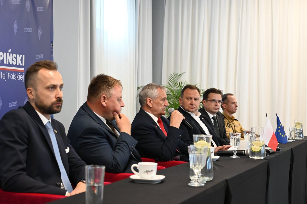 SenKarpinski's tweet photo. Mająca powstać w Strykowie strażnica PSP oraz obrona cywilna i związane z nią wyzwania. Te tematy omówiliśmy na spotkaniu Wiceministra @Szczepanski2019 z władzami gmin i powiatu zgierskiego. Była też wizyta na Komendzie Powiatowej PSP w Zgierzu i spotkanie z członkami @__Lewica. https://t.co/HMJpoVdQX6