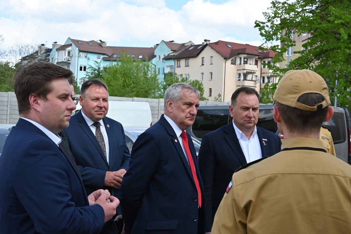 SenKarpinski's tweet photo. Mająca powstać w Strykowie strażnica PSP oraz obrona cywilna i związane z nią wyzwania. Te tematy omówiliśmy na spotkaniu Wiceministra @Szczepanski2019 z władzami gmin i powiatu zgierskiego. Była też wizyta na Komendzie Powiatowej PSP w Zgierzu i spotkanie z członkami @__Lewica. https://t.co/HMJpoVdQX6