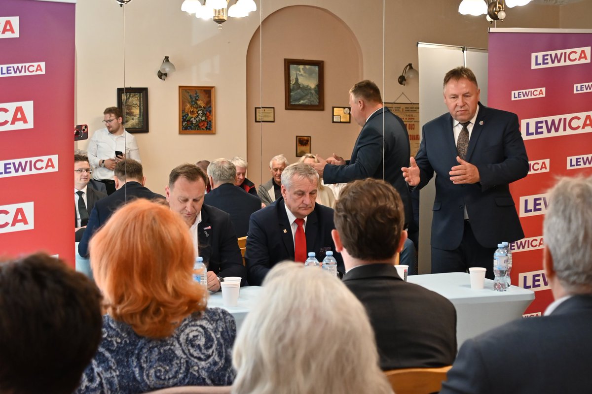 SenKarpinski's tweet photo. Mająca powstać w Strykowie strażnica PSP oraz obrona cywilna i związane z nią wyzwania. Te tematy omówiliśmy na spotkaniu Wiceministra @Szczepanski2019 z władzami gmin i powiatu zgierskiego. Była też wizyta na Komendzie Powiatowej PSP w Zgierzu i spotkanie z członkami @__Lewica. https://t.co/HMJpoVdQX6