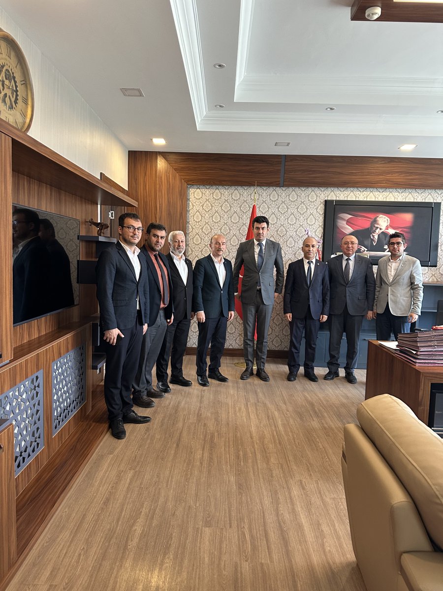 AfyonMemurSen's tweet photo. Afyonkarahisar İl Özel İdaresi Genel Sekreterliği görevine atanan Vali Yardımcımız Sn. İhsan AYRANCI’ya Memur-Sen Şube-İl Başkanları olarak hayırlı olsun ziyaretinde bulunduk
Nazik kabulleri misafirperverlikleri için kendilerine teşekkür eder, yeni görevlerinde başarılar dileriz https://t.co/VoasId496v