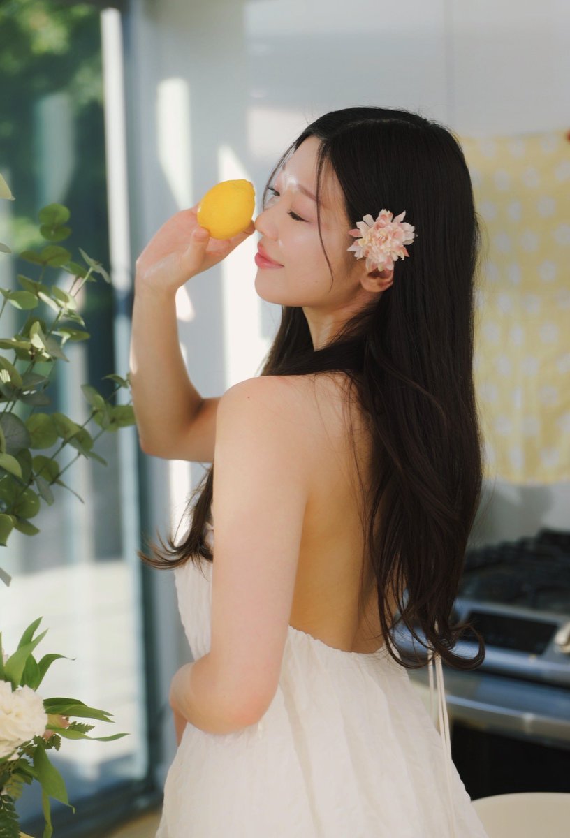 when life gives you lemons..
you take some photos 🍋🥹🌼 https://t.co/wGllYqtEM9