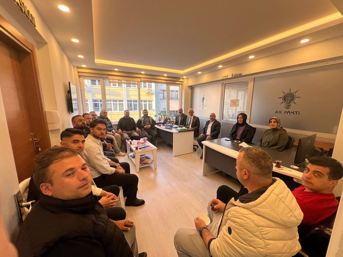 GebzeAk's tweet photo. İlçe Bşk Recep Kaya ve İlçe yöneticilerimiz ile birlikte; Mustafapaşa Mahallemizin haftalık toplantısına katılarak Mahalle Başkanımız Bekir Köse ve yönetimiyle hasbihal eyledik.
 
Toplantı kabiliyetleri ve başarılı çalışmaları için Bekir Başkanımızı ve yönetimini tebrik ediyoruz. https://t.co/ckV4M4ANvI