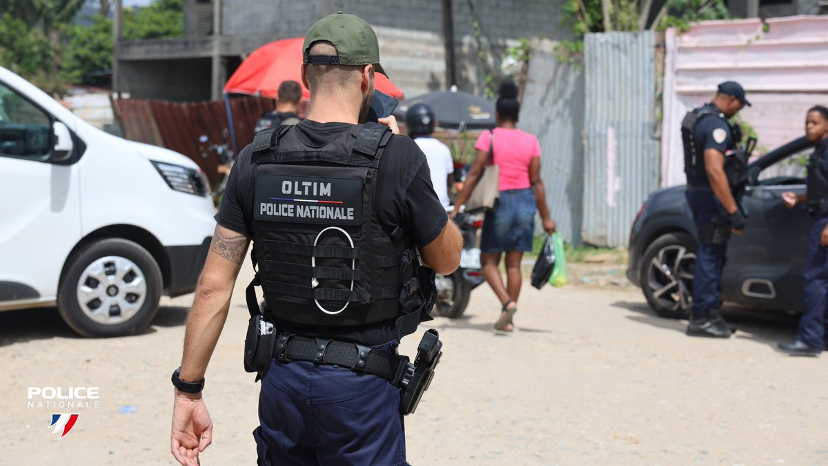 PoliceNat973's tweet photo. #PoliceAuxFrontières |🚨Ce matin, les agents de l'Office de Lutte contre le Trafic Illicite de Migrants (OLTIM) ont mené une opération dans un quartier informel de #Matoury.
🟢Bilan :
👉5 individus en situation irrégulières interpellés
👉1 gérant de commerce placé en garde à vue https://t.co/if4uW8RAhr