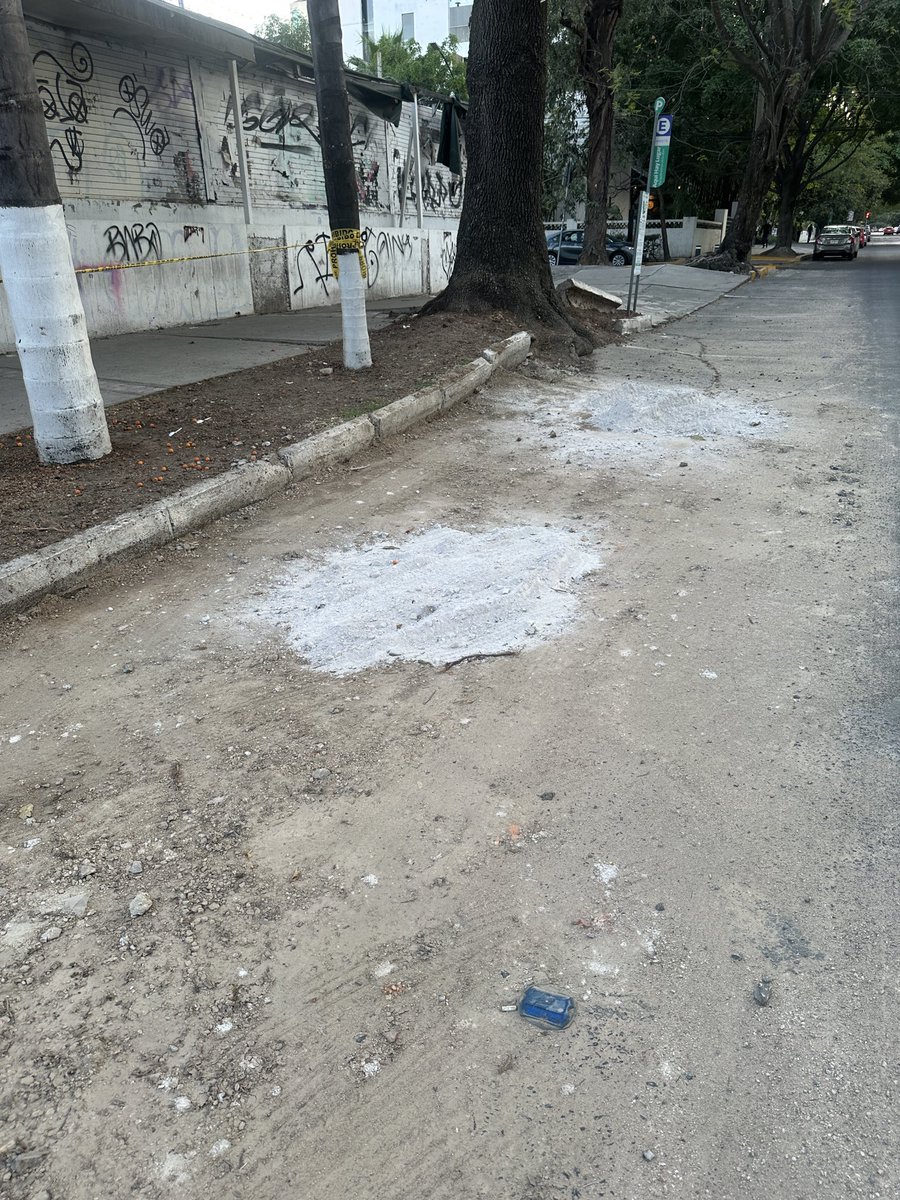 aaronseimandi's tweet photo. Oye @siapagdl desde diciembre no atendían una fuga de agua sobre La Paz esquina Simon Bolivar, por fin vinieron a resolverlo… pero dejan la calle en estas condiciones, como ahi que? https://t.co/gcAKgd5m77