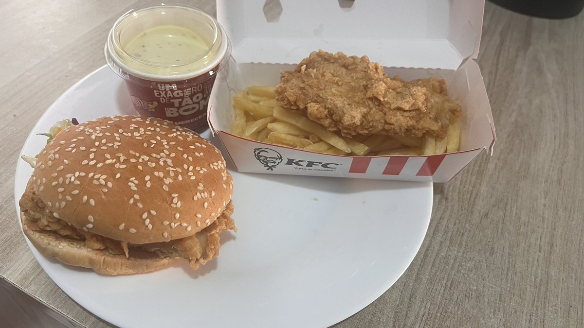 Falhei bonito hoje 😅
Sem café, 3 reuniões tensas…
Terminei no KFC 🍗