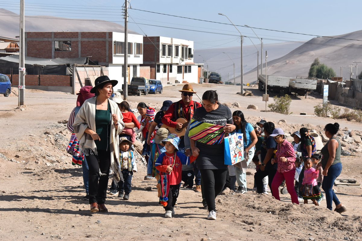 F_integra's tweet photo. #Arica El jardín infantil Poconchile encabezó la festividad de la Cruz de Mayo.

La tradición dice que en procesión la comunidad va hacia el cerro a buscar la cruz para llevarla al patio del establecimiento, donde es venerada con pedidos de buenos deseos por niñas/os y familias. https://t.co/cQ0EKvE1kB