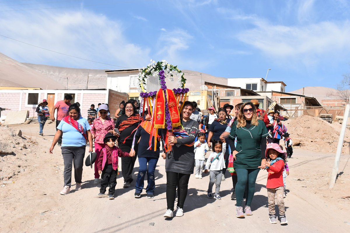 F_integra's tweet photo. #Arica El jardín infantil Poconchile encabezó la festividad de la Cruz de Mayo.

La tradición dice que en procesión la comunidad va hacia el cerro a buscar la cruz para llevarla al patio del establecimiento, donde es venerada con pedidos de buenos deseos por niñas/os y familias. https://t.co/cQ0EKvE1kB