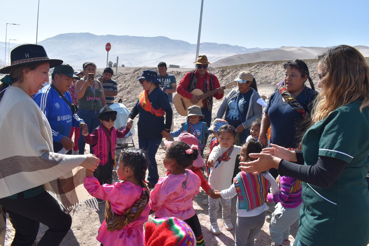 F_integra's tweet photo. #Arica El jardín infantil Poconchile encabezó la festividad de la Cruz de Mayo.

La tradición dice que en procesión la comunidad va hacia el cerro a buscar la cruz para llevarla al patio del establecimiento, donde es venerada con pedidos de buenos deseos por niñas/os y familias. https://t.co/cQ0EKvE1kB