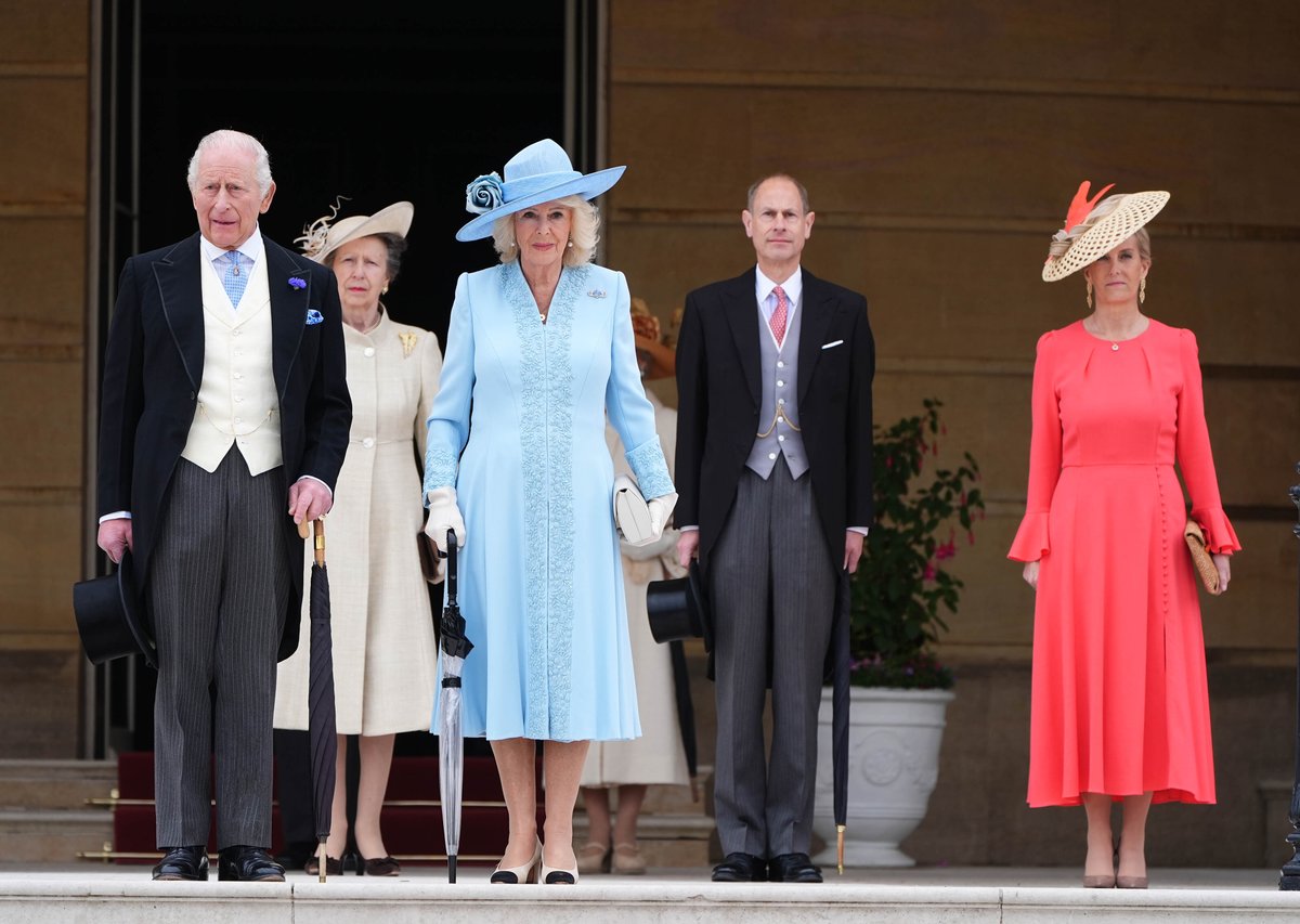 aaronchown's tweet photo. King Charles III, the Princess Royal, Queen Camilla and the Duke and Duchess of Edinburgh stand at the top of the Garden steps before the start of a Royal Garden Party at Buckingham Palace, London. https://t.co/zf8b1QsiWA