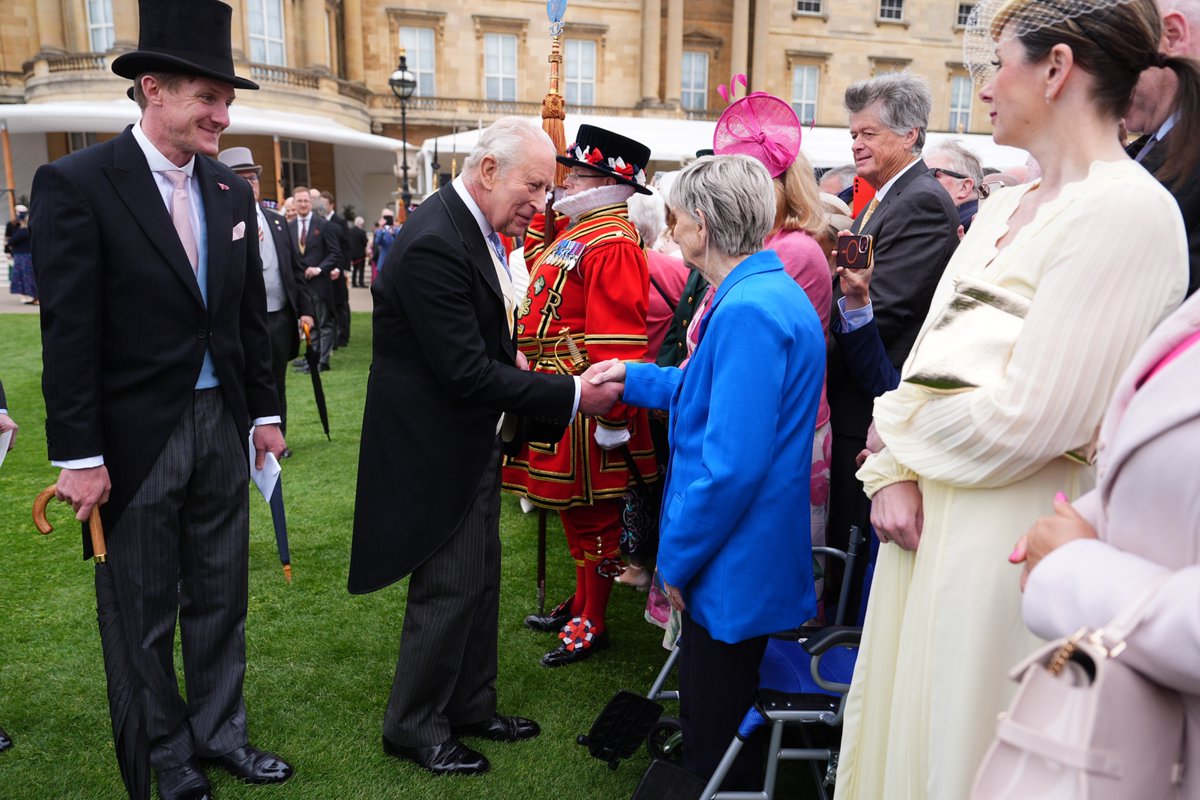 aaronchown's tweet photo. King Charles III, the Princess Royal, Queen Camilla and the Duke and Duchess of Edinburgh stand at the top of the Garden steps before the start of a Royal Garden Party at Buckingham Palace, London. https://t.co/zf8b1QsiWA