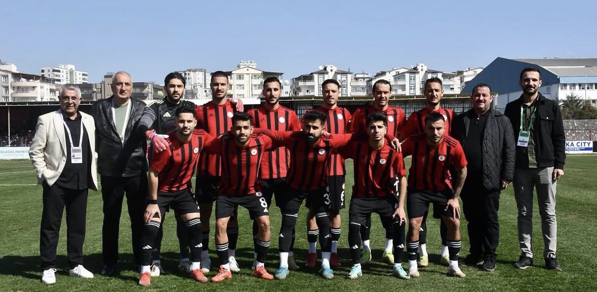tameralhas's tweet photo. Bu şehir ya susacak… ya da ayağa kalkacak.

Takımımız play-off maçına çıkıyor. Bu sadece bir karşılaşma değil, Siverek’in onur meselesi. Sahada ter döken o çocuklar yalnız kalırsa, bu şehrin vicdanı eksik kalır.

Tribün boş kalmaz. Kalamaz.

Herkes yerini alsın. Sesimizle rakibi boğalım, gücümüzle takımımızı ayağa kaldıralım.
Bugün susan, yarın konuşamaz.

Haydi Siverek, ya şimdi… ya hiç