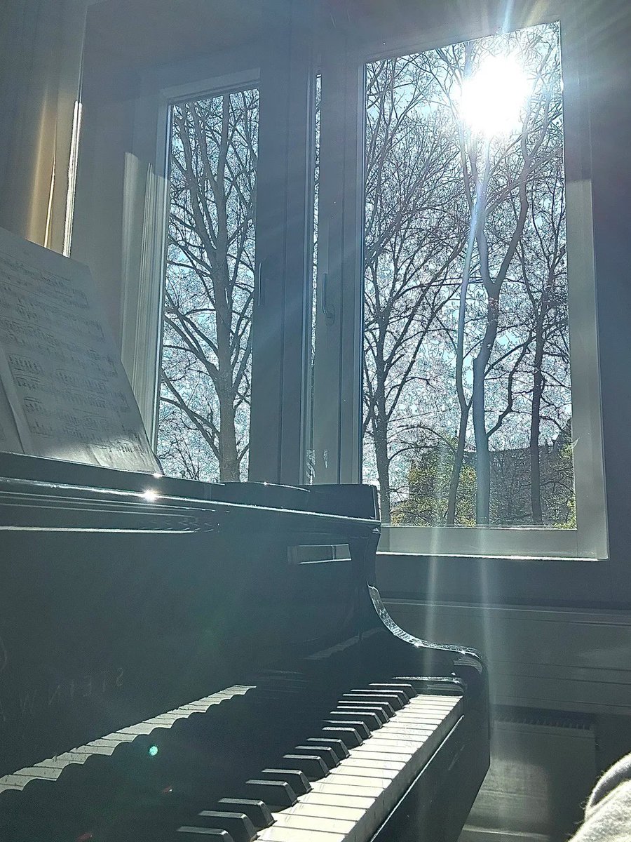 ChloeNMa's tweet photo. Soaking up the sun and music. https://t.co/iAjS0OpUC2
