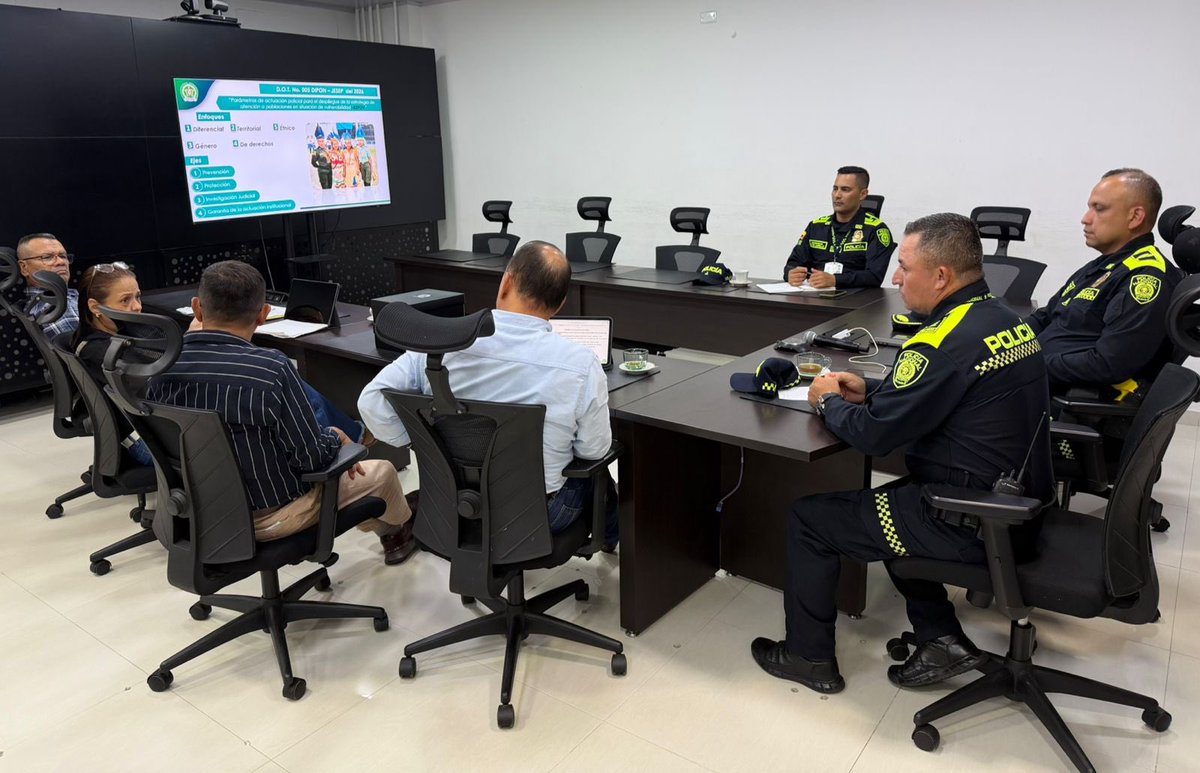 PoliciaDEMAM's tweet photo. 🤝 Generamos espacios de interlocución con corporaciones de derechos humanos, fortaleciendo el diálogo y la confianza.

Ratificamos nuestro compromiso con la promoción y protección de los #DDHH.

#Seguridad https://t.co/MaP03XUQks
