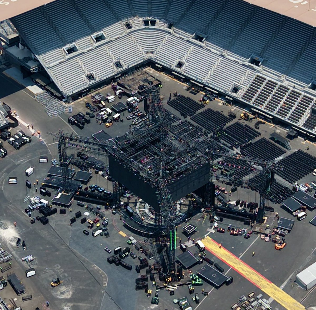 mx_tickets's tweet photo. 🚨Habemus pantallas!!!

Ya montaron las pantallas principales del escenario de BTS, aún faltan las que están en diagonal y terminar de poner las pasarelas, el acomodo de sillas y etc…

📸@ConcertDrone 

#bts #montaje #escenario #pantallas #mexico #ticketsmx https://t.co/FkcbEy4bub