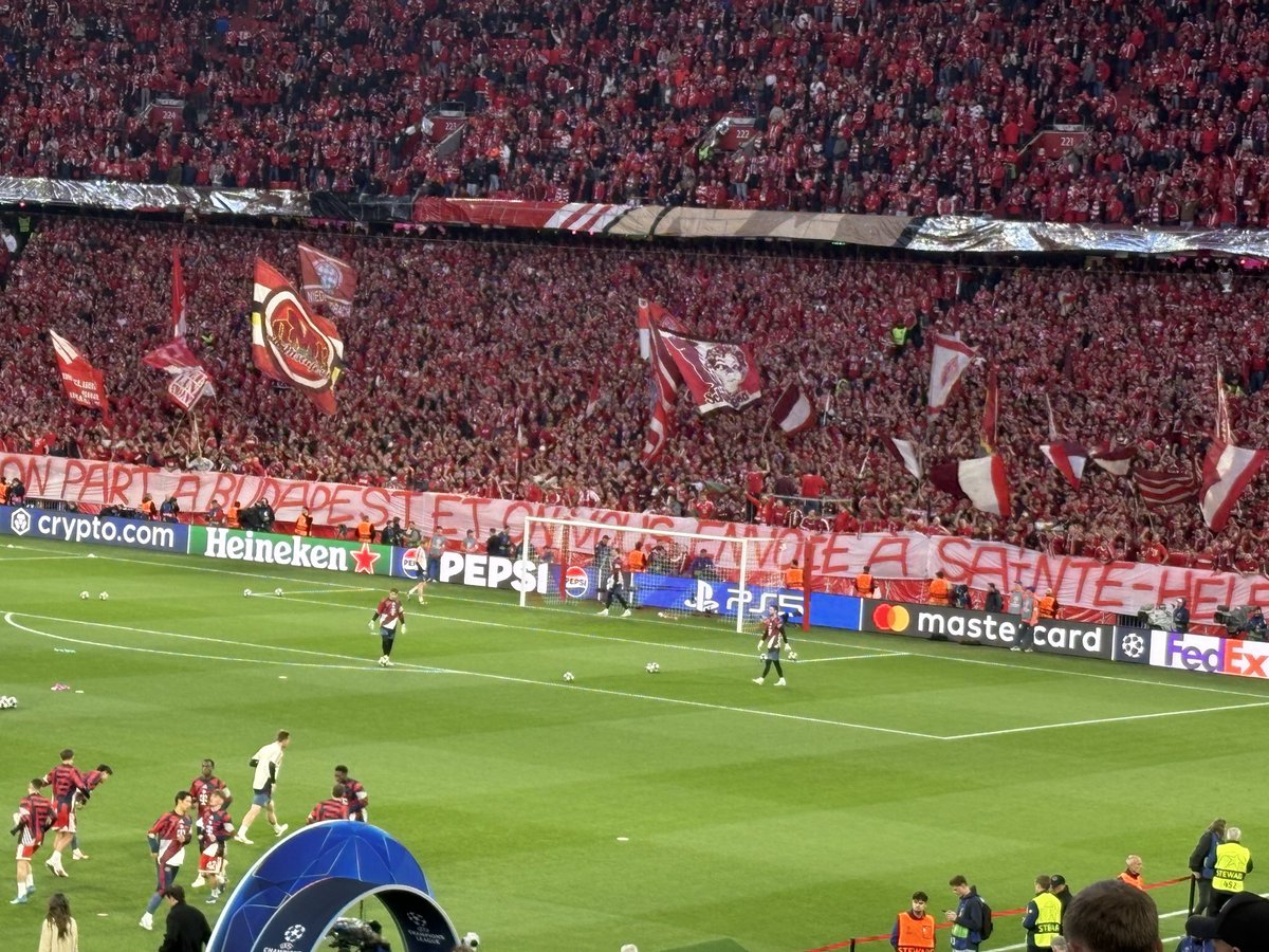 🚨 “We’re going to Budapest, and we’ll send you to Saint Helena!” 🥶

Bayern Munich fans hit back at the banner displayed at Parc des Princes last week.
